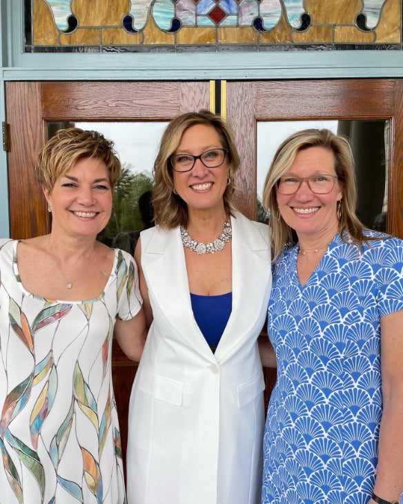 Andie Summers (c) with her sisters Debbie (L) and Sandi (R)